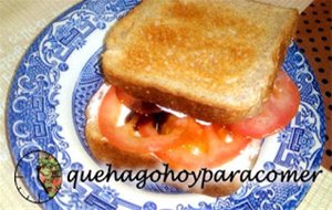 Sandwich De Tomate Y Queso Crema
