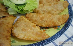 Empanadillas Rellenas De Atún Y Salsa De Tomates Con Pimientos
