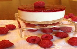 Pastel De Cuajada, Galleta Y Frambuesa
