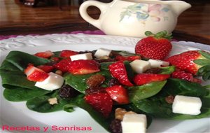 Ensalada De  Brotes Espinacas Con Fresas Y Queso De Cabra
