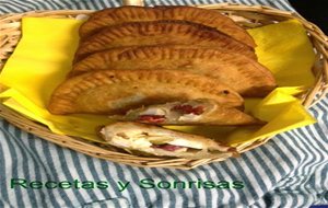 Empanadillas Caseras De Pollo, Pimientos Del Piqillo,huevos Y Aceitunas
