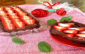 Tarta De Fresas Hecha Con Masa Sable De Almendras Garrapiñadas Y Cacao
