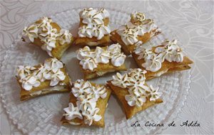 Pasteles, Rellenos Con Guidas Y Nata, Decorados Con Merengue
